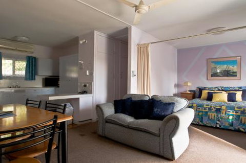 Hi-Way Units Motel - New South Wales Tourism  8