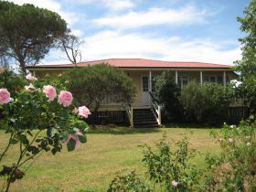 Hope Cottage Country Retreat At Assmanshausen Winery - New South Wales Tourism  0