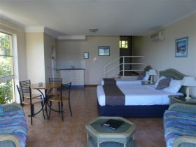 Sunlit Waters Studio Apartments - New South Wales Tourism  1