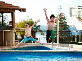 Gemini Court Holiday Apartments - New South Wales Tourism  3