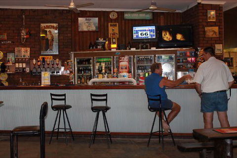 Corroboree Park Tavern - New South Wales Tourism  8
