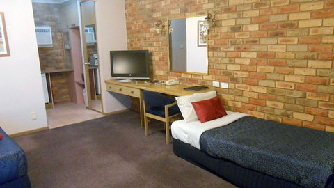 BEST WESTERN Pines Country Club Motor Inn - New South Wales Tourism  1