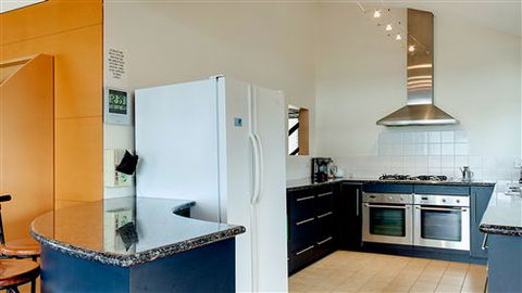 Phillip Island Waterfront House - New South Wales Tourism  4