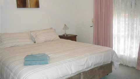 Carn Court Holiday Apartments - New South Wales Tourism  4