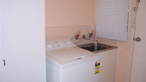 Carn Court Holiday Apartments - New South Wales Tourism  2