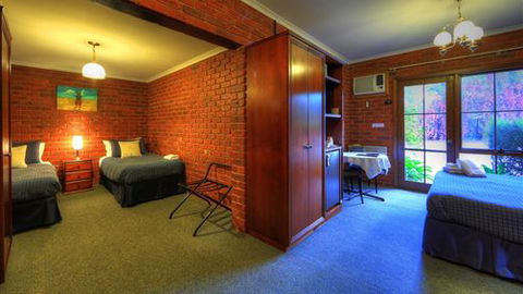 Armour Motor Inn - New South Wales Tourism  1