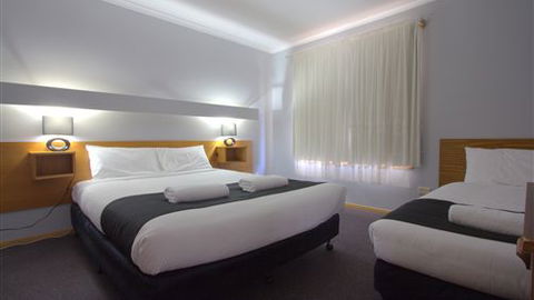 Blue Whale Motor Inn & Apartments - New South Wales Tourism  0