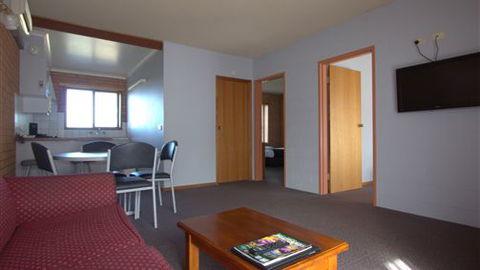 Blue Whale Motor Inn & Apartments - New South Wales Tourism  2