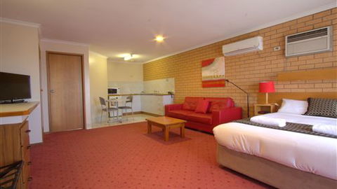 Blue Whale Motor Inn & Apartments - New South Wales Tourism  4