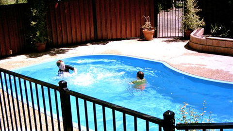 Castlemaine Central Cabin & Van Park - New South Wales Tourism  1