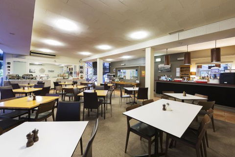 Forrest Hotel And Apartments - New South Wales Tourism  2