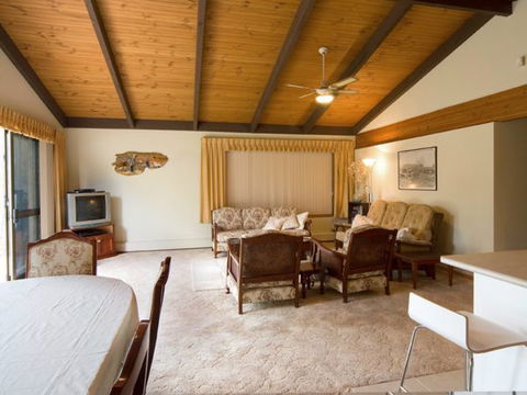 Chisholm Heights CBD Accommodation - New South Wales Tourism  0