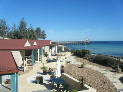 The Mac's Beachfront Villas - New South Wales Tourism  0