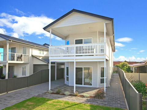 Century 21 SouthCoast: White Caps - New South Wales Tourism  0