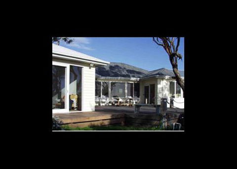 HolidayMakers - New South Wales Tourism  0