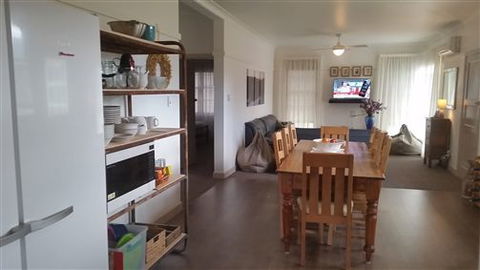 Lakeside Vista Holiday House - New South Wales Tourism  0