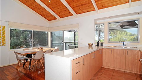 Barrakee Beach House - Anglesea - New South Wales Tourism  1