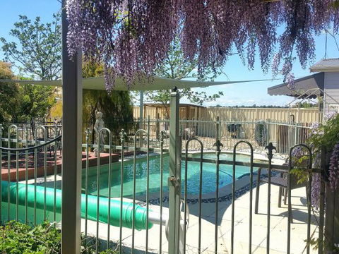 Must Love Dogs B&B And Self-Contained Cottage - New South Wales Tourism  0