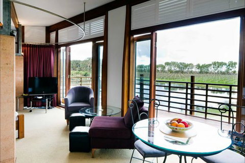 Bettenay's Lakeside Chalets And Luxury Spa Apartment - New South Wales Tourism  0