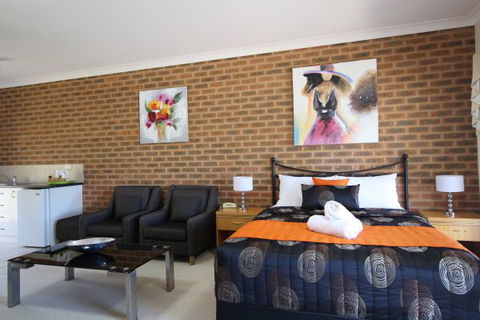 Top Of The Town Motor Inn Yackandandah - New South Wales Tourism  0