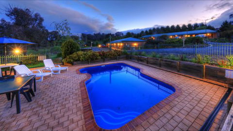 Top Of The Town Motor Inn Yackandandah - New South Wales Tourism  1