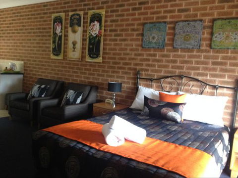 Top Of The Town Motor Inn Yackandandah - New South Wales Tourism  2