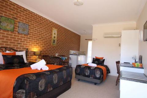 Top Of The Town Motor Inn Yackandandah - New South Wales Tourism  7