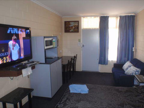 Murray Bridge Central Olympic Motel And Cottages - New South Wales Tourism  6
