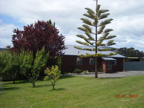 Three Hut Point Waterfront Accommodation - New South Wales Tourism  3