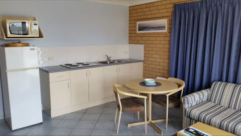 Dolphins Of Mollymook Motel - New South Wales Tourism  2