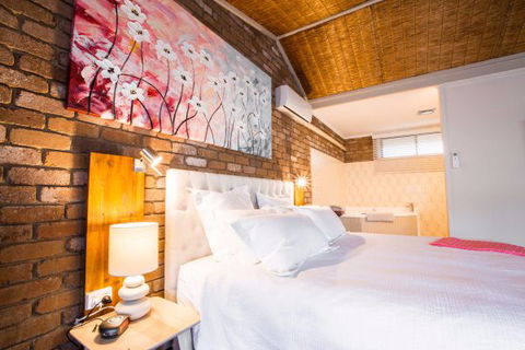 Farnham Court Motel - New South Wales Tourism  0