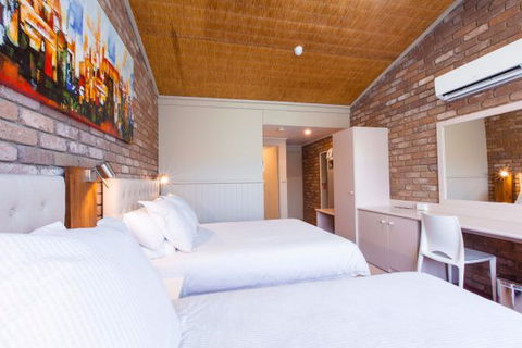Farnham Court Motel - New South Wales Tourism  2