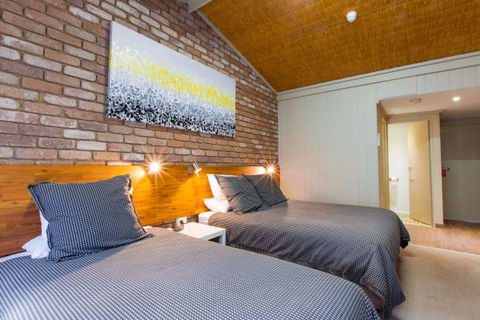 Farnham Court Motel - New South Wales Tourism  3