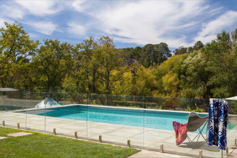 Flop House - New South Wales Tourism  2