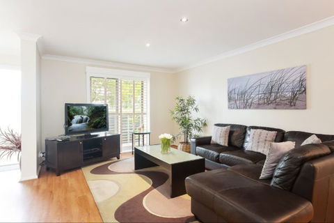 Honeysuckle Townhouses - New South Wales Tourism  1