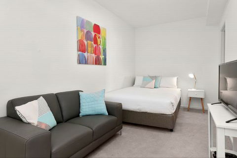 Melbourne Holiday Apartments Flinders Wharf - New South Wales Tourism  0