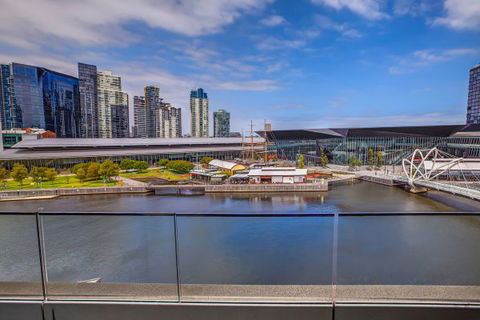 Melbourne Holiday Apartments Flinders Wharf - New South Wales Tourism  1