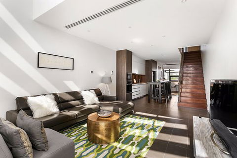 Melbourne Holiday Apartments Flinders Wharf - New South Wales Tourism  3