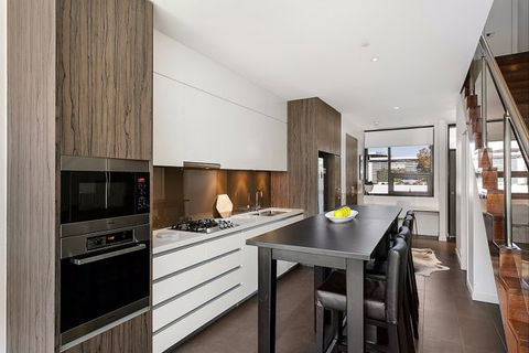 Melbourne Holiday Apartments Flinders Wharf - New South Wales Tourism  4
