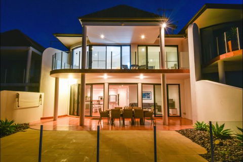 Villa Provence Beach House - New South Wales Tourism  2
