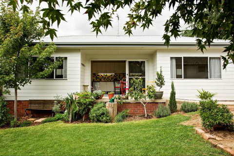 Young Garden Retreat - New South Wales Tourism  0