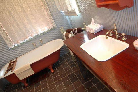 Wombat Lodge - New South Wales Tourism  3