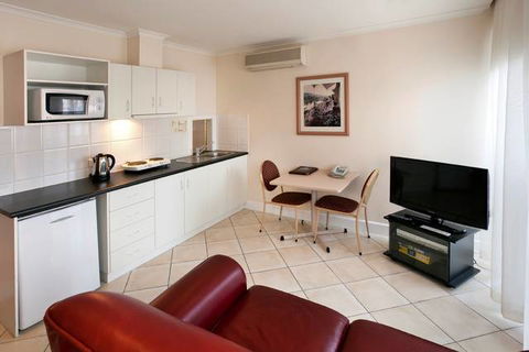 BEST WESTERN Ensenada Motor Inn & Suites - New South Wales Tourism  1