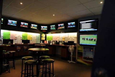 Caledonian Hotel Motel Echuca - New South Wales Tourism  1