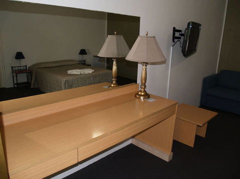 Campbelltown Colonial Motor Inn - New South Wales Tourism  1