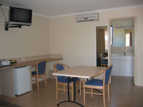Chinchilla Palms Motor Inn - New South Wales Tourism  1