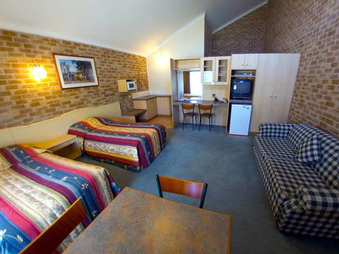 Country Gardens Motor Inn - New South Wales Tourism  0