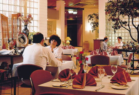 Desert Cave Hotel - New South Wales Tourism  0