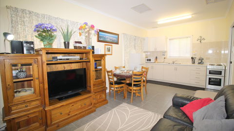Riverview Cottage: Migrant And Holiday Rental Port Noarlunga - New South Wales Tourism  0