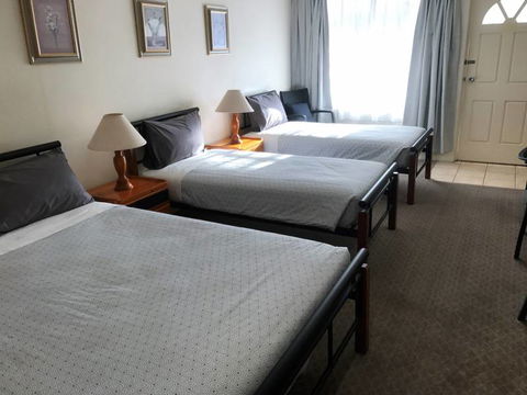 Cooks Endeavour Motor Inn–Tweed Heads - New South Wales Tourism  2